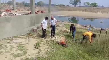 लोहरदगा: नगर के कोयल शंख नदी स्थित मुक्तिधाम में बजरंग दल के द्वारा चलाया गया स्वच्छता अभियान, श्रमदान कर की गई सामूहिक साफ सफाई