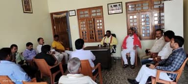 बलरामपुर समाचार सदर विधायक पलटू राम ने अपने कैंप कार्यालय बलरामपुर पर जनता की सुनी समस्याएं इस अवसर पर जिला पंचायत अध्यक्ष प्रतिनिधि श्याम मनोहर तिवारी भी रहे उपस्थित जहां पर आवास से लेकर के हर घर नल योजना के कमियों के बारे में भी जनता ने उ