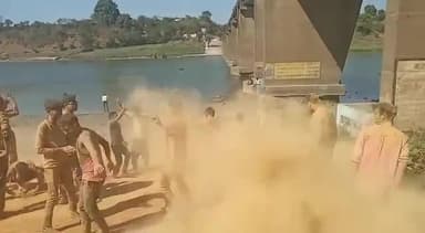 झांसी घाट पर युवाओं के द्वारा रंग पंचमी पर जमकर होली खेली गई