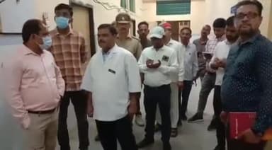 जौनपुर: जिलाधिकारी अनुज झा ने आज जिला अस्पताल का किया औचक निरीक्षण