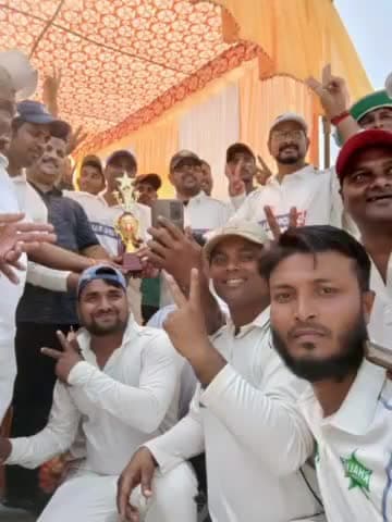 भदोही: भदोहीमुशीलाटपुर स्टेडियम में प्रशासन व भदोही लीजेंड्स के बीच T20 मैच का किया गया आयोजनभदोही लीजेंड्स ने की गेदबाजी