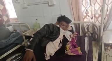 अशोक नगर: देहात थाने के सामने बाइक सवार दो युवकों को ट्रैक्टर ने पीछे से मारी टक्कर, दोनों युवक हुए घायल