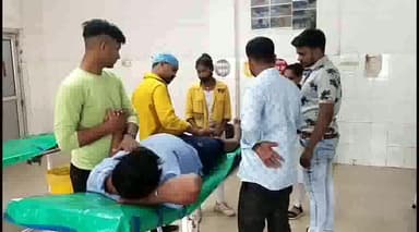 इटावा: जसवंतनगर इलाके के फ्लाईओवर पर 2 बाइक की टक्कर में युवक हुआ घायल, जिला अस्पताल में इलाज जारी