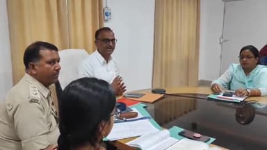 लोहरदगा: झारनेट सभागार में एसडीओ अरविंद कुमार लाल ने वार्षिक मैट्रिक माध्यमिक एवं इंटरमीडिएट परीक्षा के सफल आयोजन हेतु की बैठक