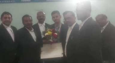 नरसिंहपुर: अधिवक्ता कार्यालय में राष्ट्रीय युवा पुरस्कार से सम्मानित शिवम मिश्रा का जिला अधिवक्ता संघ ने किया सम्मान