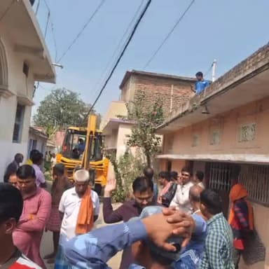 सोनपुर: सोनपुर सीओ ने डुमरी बुजुर्ग के वार्ड-13 व 14 में सड़क मार्ग पर किए गए अतिक्रमण को कराया अतिक्रमण मुक्त