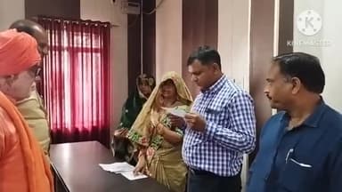 सैफई: ब्लॉक कार्यालय पर ग्राम पंचायत उझियानी की नवनिर्वाचित प्रधान को पद व गोपनीयता की खंड विकास अधिकारी ने दिलाई शपथ