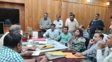 बड़गांव: एलिवेटेड रोड के विरोध में भुवाणावासियों ने UIT सचिव को सौंपा ज्ञापन, एलिवेटेड रोड के प्रस्ताव को निरस्त करने की मांग