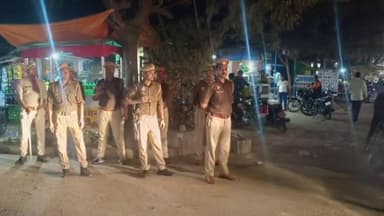 धनघटा: महुली कस्बे में शांति व्यवस्था बनाए रखने के लिए थाना प्रभारी के नेतृत्व में किया गया पैदल गस्त