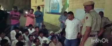 जैसलमेर: हनुमान चौराहे पर हुए उपद्रव के मामले में पुलिस ने कुछ युवकों को पूछताछ के लिए किया डिटेन, पूर्व प्रधान धरने पर बैठे