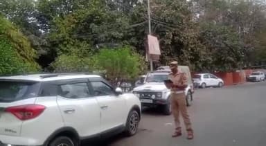 नवाबगंज: एसपी ऑफिस के निकट ट्रैफिक पुलिस ने अवैध तरीके से खड़े वाहनों के काटे चालान