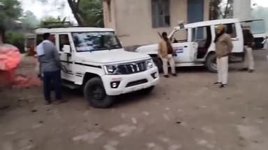 जंदाहा: पुलिस ने एक मामले में वांछित अभियुक्त को 3 बोतल विदेशी शराब के साथ चांद सराय चौक से किया गिरफ्तार