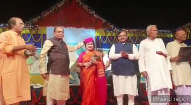 कहरा: वनगांव में आयोजित होली महोत्सव के समापन पर पहुंचे कलाकारों को मिथिला परम्परा के अनुसार किया गया सम्मानित