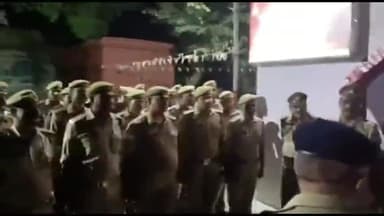 नवाबगंज: अपर पुलिस अधीक्षक ने पुलिस फोर्स के साथ किया पैदल गश्त, यातायात और सुरक्षा व्यवस्था का लिया जायजा