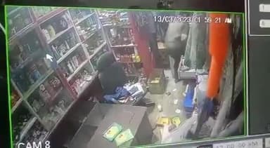 बेगूसराय: मुंगेरीगंज स्थित सूरज किराना स्टोर से 3 चोरों ने की चोरी, सीसीटीवी कैमरे में कैद हुई वारदात