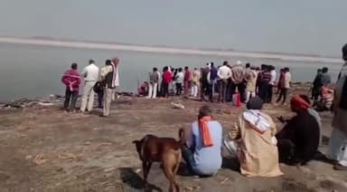 कोरांव: खोचा गांव निवासी की दिल्ली में ट्रेन की चपेट में आने से हुई थी मौत, सिरसा के गंगा घाट पर शव का किया गया दाह संस्कार