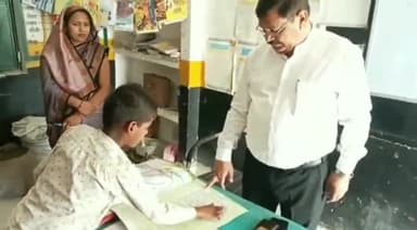 भदोही: प्राo विद्यालय बिरापट्टी व कुरैया का सोमवार को बीएसए ने किया आकस्मिक निरीक्षण, अनुपस्थित शिक्षामित्र के वेतन पर रोक
