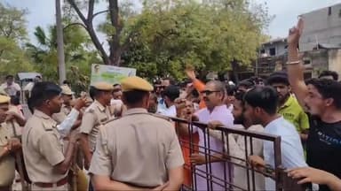 बूंदी: अखिल भारतीय युवा मीणा समाज के सदस्यों ने कलेक्ट्रेट पहुंचकर दोषी पुलिसकर्मियों पर कार्रवाई हेतु डीएम को सौंपा ज्ञापन