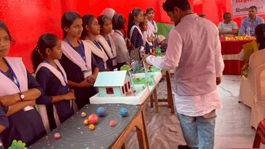 Urdu middle school Ramapara में विज्ञान पारदर्शनी को देखते हुवे