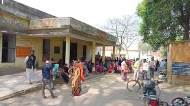 तिलहर: ब्लॉक तिलहर परिसर में सोमवार को भी जमा किए गए निवेशकों के फॉर्म