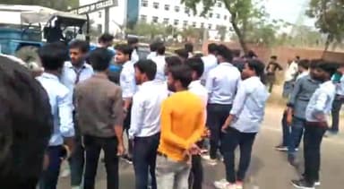 नवाबगंज: लक्षबर बजहा स्थित सिटी कॉलेज के छात्रों ने छात्रवृत्ति निरस्त होने को लेकर हाइवे पर किया हंगामा, पुलिस ने कराया शांत