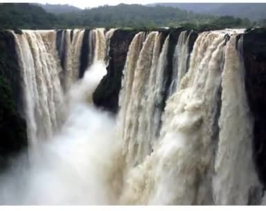 तमिलनाडु के धर्मपुरी जिले में कावेरी नदी पर स्थित नियाग्रा फॉल्स के रूप में भी जाना जाता है यह झरना अपने जल के औषधीय गुणों और स्पेशल नौका सवारी के लिए प्रसिद्ध है यहां पाई जाने वाली कार्बोनाइट चट्टाने दक्षिण एशिया और पूरी दुनिया की सबसे