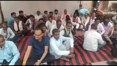 गुना नगर: दलितों पर हो रहे अत्याचार के विरोध में नगर पालिका गेट के बाहर दलित शोषण मुक्ति मंच ने दिया धरना, मांगों का ज्ञापन सौंपा