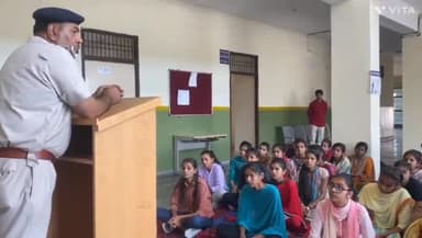 बहादुरगढ़: गांव जसौर खेड़ी स्थित राजकीय महिला कॉलेज में झज्जर पुलिस ने साइबर क्राइम को लेकर जागरूकता सेमिनार का किया आयोजन