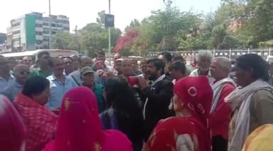 बड़गांव: ठगी पीड़ित जमाकर्ता परिवार ने कलेक्ट्रेट पर किया प्रदर्शन, काे-ऑपरेटिव सोसायटी से निवेशकों को भुगतान करवाने की मांग की