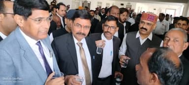 बलरामपुर समाचार जनपद न्यायाधीश लल्लू सिंह जी ने न्यायालय के नवीन परिसर में  फीताकाटकर वाटर कूलर का कियाशुभारंभ अधिवक्ताओं और नयायाधीश गणों ने मिष्ठान खिलाकर जनपद न्यायाधीश को बधाई दी इस अवसर पर शासकीय अधिवक्ता कुलदीप सिंह बार एसोसिएशन जिला