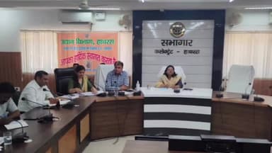 हाथरस: कलेक्ट्रेट सभागार में DM ने शीतगृहों में आलू भंडारण कराए जाने के संबंध में व्यापारियों व कृषक बंधुओं के साथ की बैठक