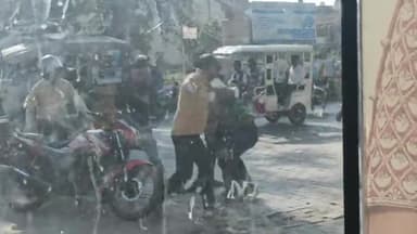 मथुरा: BSA रोड पर चलती ऑटो से सवारी उतारने को लेकर 2 यात्रियों के बीच जमकर चले लात घूंसे, राहगीरों ने कराया शांत