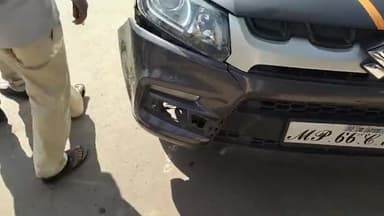 सिंगरौली: विंध्यनगर चौराहे के पास तेज रफ्तार परिवहन करती हुंडई कार ने सड़क किनारे खड़ी सैंटरो कार को मारी टक्कर वाहन क्षतिग्रस्त