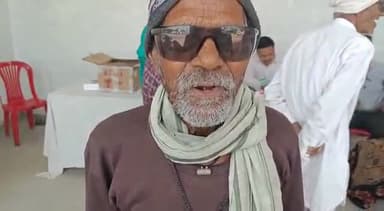 ग्राम खामखेड़ा 84 में बुजुर्गों को ऑपरेशन पश्चात डॉक्टरों द्वारा देखा गया एवं ड्राप एवं दवाइयां दी गई