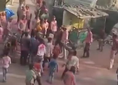 बेहद विचलित करने वाला वीडियो। 
इस देश की मिट्टी , ख़ुश्बू , भाई चारे को 9 साल में बर्बाद कर के रख दिया है इन लोगों ने !