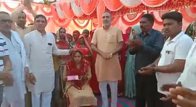 पूर्व जिला प्रमुख #भाई_राजबीर_फरटिया  की #कन्या_शगुन मुहीम के तहत #टीम_राजबीर_फरटिया ने ढिगावा मंडी में बिन माॅं की बेटी की शादी में #इक्यावन_हजार_रुपए (51000) कन्या शगुन भेंट कर बिटिया को सुखमय वैवाहिक जीवन का शुभाशीष प्रदान किया।