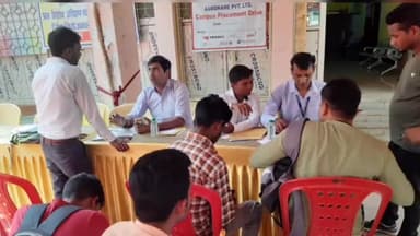 लोहरदगा: नियोजनालय में आयोजित भर्ती कैम्प के दूसरे दिन दो नियोजक कंपनियों ने युवक-युवतियों का विभिन्न पदों हेतु लिया साक्षात्कार