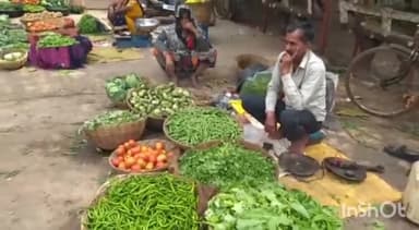 गुना नगर: स्थाई जगह की मांग पर नानाखेड़ी में धरने पर बैठे ठोक फल सब्जी विक्रेता, शहर में सब्जी की  रेटो में आया उछाल