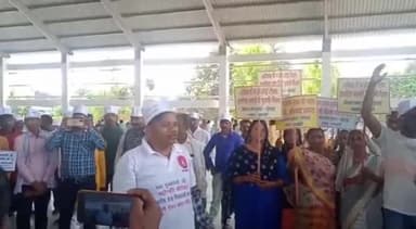 नवाबगंज: पुरानी पेंशन बहाल करने की मांग को लेकर जीआईसी ऑडिटोरियम में जिले भर के कर्मचारियों ने किया प्रदर्शन