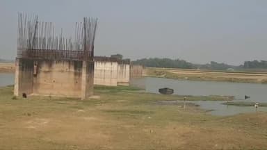 अमौर: अमौर प्रखंड में झौवारी पंचायत का बम्मा धार पुल विगत एक दशक में भी पूरा नहीं हुआ