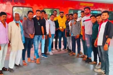 शुजालपुर: कांग्रेस के प्रदेश प्रवक्ता परमार को कर्नाटक का प्रभारी बनने पर कार्यकर्ताओं ने शुजालपुर रेलवे स्टेशन पर किया स्वागत