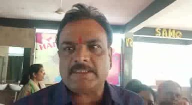 तेंदूखेड़ा: परियोजना अधिकारी व पर्यवेक्षक संघ के तत्वाधान में अपनी मांगों को लेकर अनिश्चितकालीन हड़ताल पर जानकारी देते अधिकारी