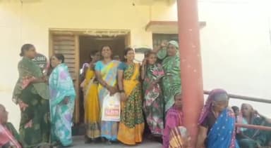 ಮುಂಡರಗಿ: ಡಂಬಳ ಗ್ರಾಮದಲ್ಲಿ ಶೌಚಾಲಯ ನಿರ್ಮಿಸುವಂತೆ ಮಹಿಳೆಯರಿಂದ ಮುಂದುವರೆದ ಪ್ರತಿಭಟನೆ