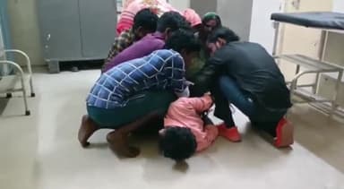 रायबरेली: डीह थानाक्षेत्र से इलाज के लिए जिला अस्पताल इमरजेंसी लाए गए मानसिक विक्षिप्त युवक ने जमकर काटा हंगामा मचा अफरा तफरी