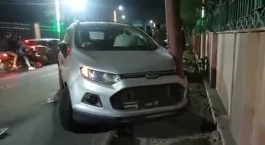 कानपुर: फील खाना में अनियंत्रित और तेज रफ्तार कार पोल से टकराई,2 कार सवार घायल,अस्पताल में भर्ती