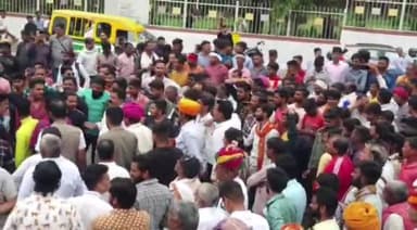 बड़गांव: मेवाड़ क्षत्रिय महासभा संस्थान ने भूमाफियाओं द्वारा झाला को फर्जी केस में फंसाने के आरोप में कलेक्ट्रेट पर किया प्रदर्शन