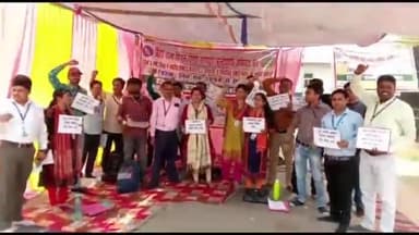 बिहार: बिहार राज्य सिंगल विंडो ऑपरेटर संघ के कर्मियों ने की हड़ताल, डीआरसीसी भवन के गेट पर किया विरोध प्रदर्शन