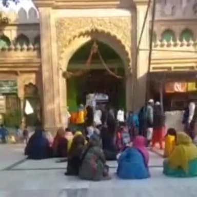 बहराइच: सैय्यद सालार मसऊद गाज़ी रहमद अलैह की दरगाह पर जश्न-ए-विलादत में शिरकत करने के लिए सुबह से जुटी भारी भीड़