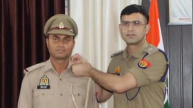 पीलीभीत: पुलिस लाइन में उप निरीक्षक रेडियो से निरीक्षक रेडियो के पद पर पदोन्नत हुए योगेंद्र सिंह के कंधे पर एसपी ने लगाए स्टार