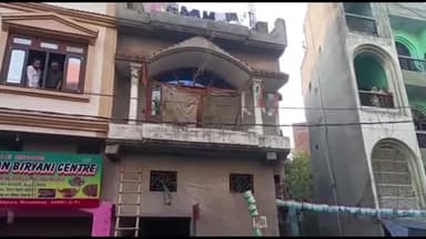 मुरादाबाद: लंगड़े की पुलिया पर मकान खाली करवाने को लेकर महिला पुलिसकर्मियों व महिलाओं के बीच हुई झड़प, पुलिस ने बल का किया प्रयोग